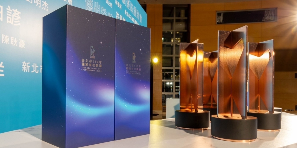 112年體育有功裱楊-獎盃外盒